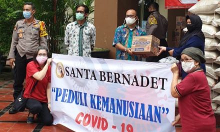 Peduli Kemanusian Pendistribusian Beras dan Indomir dari Gereja Bernadeth dihadiri oleh Kapolsek Cipondoh