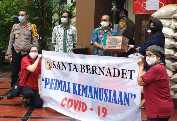 Peduli Kemanusian Pendistribusian Beras dan Indomir dari Gereja Bernadeth dihadiri oleh Kapolsek Cipondoh