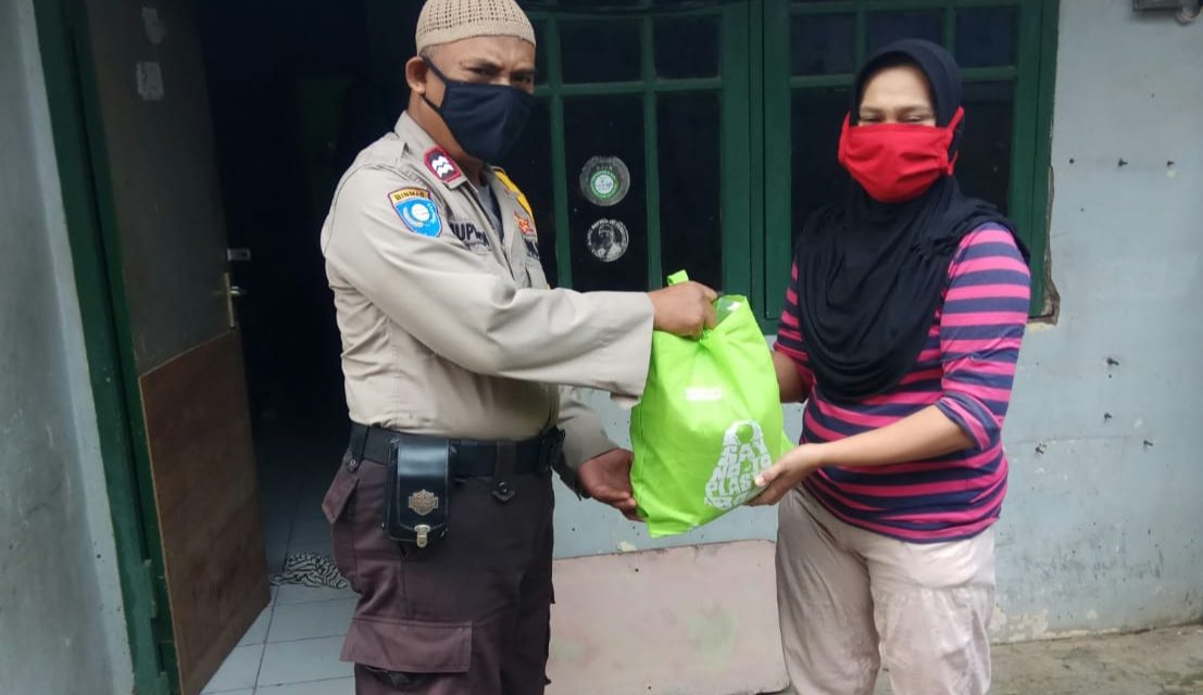 Pendistribusian Bingkisan Dari Kapolres Metro Tangerang Kota Kepada Warga Kel. Cipete