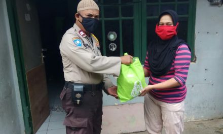 Pendistribusian Bingkisan Dari Kapolres Metro Tangerang Kota Kepada Warga Kel. Cipete