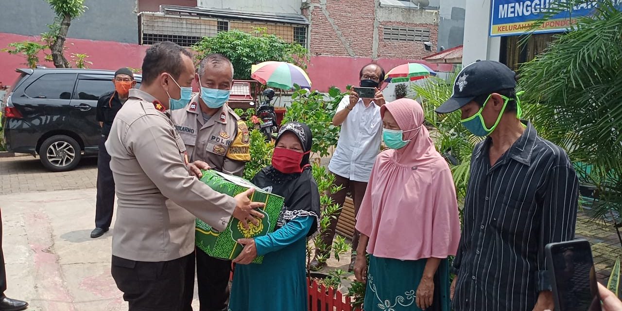 Rangkaian Pendistribusian Paket Sembako dari Baintelkam Mabes Polri di Wilayah Hukum Polsek Cipondoh