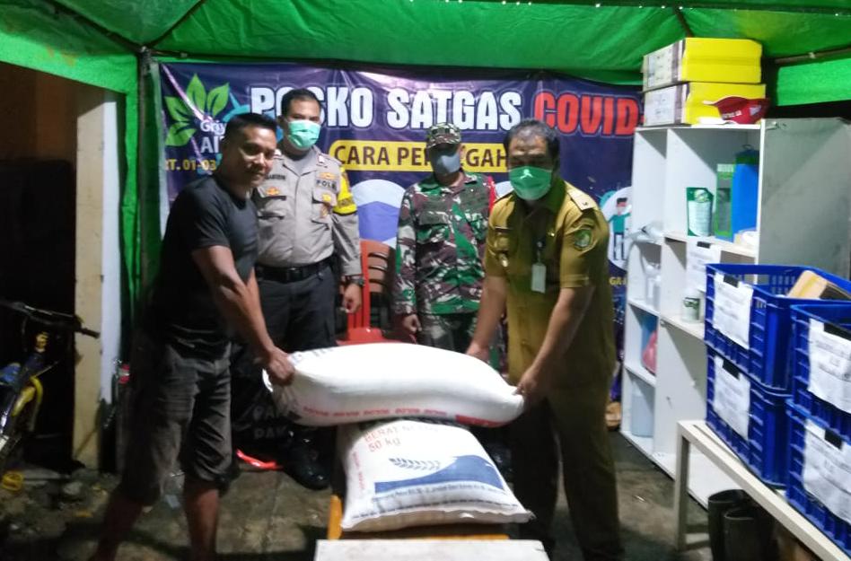 Bhabinkamtibmas Polsek Cipondoh Pantau Pendistribusian Beras dari Pemkot Tangerang Kepada Para Ketua RW Di Kel. Poris Plawad Indah