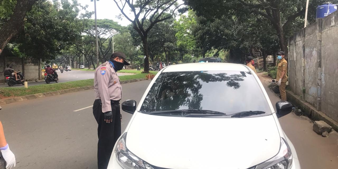 Bhabinkamtibmas Laksanakan Pemeriksaan Kendaraan Di Chek Point Graha Raya