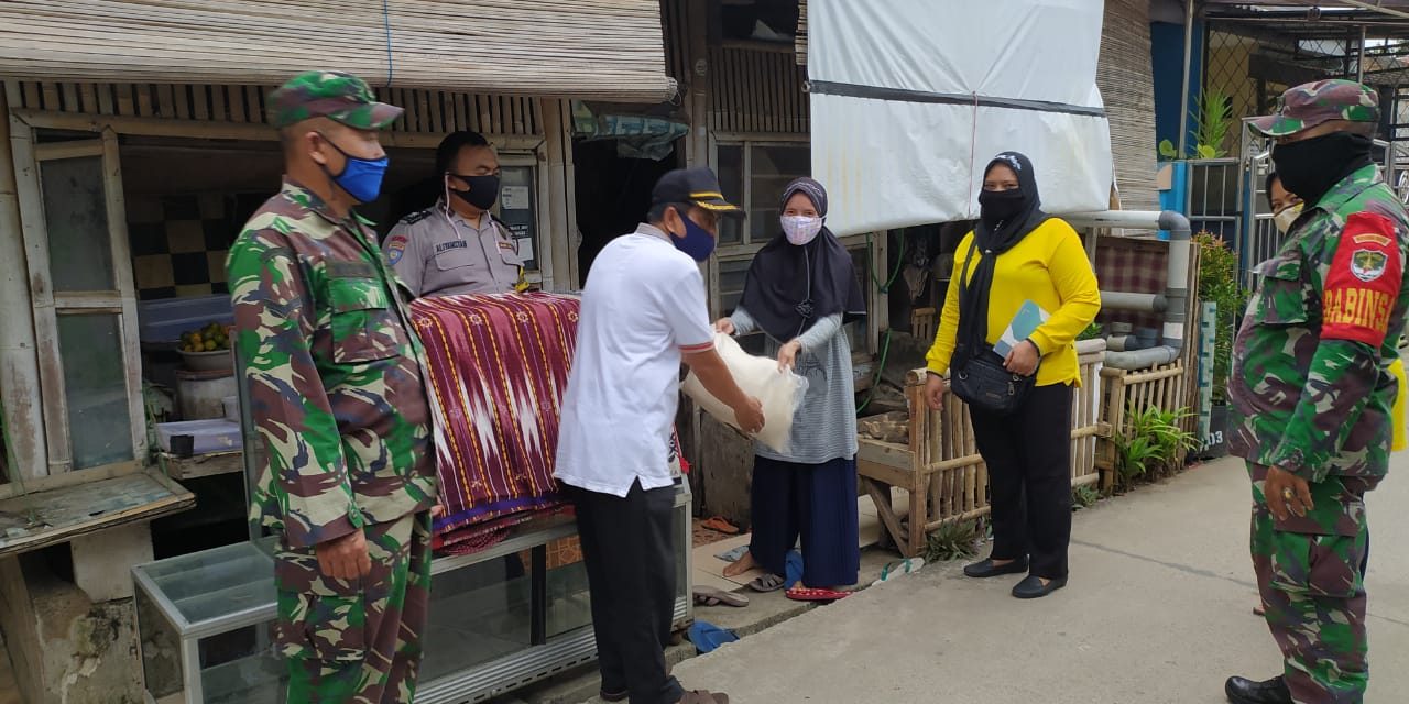 Kegiatan Jumat Barokah Satgat covid 19 Kecamatan Batu ceper memberikan 1 bungkus beras 5 kg kepada warga kurang mampu dan di Kelurahan Poris gaga baru Kota Tangerang