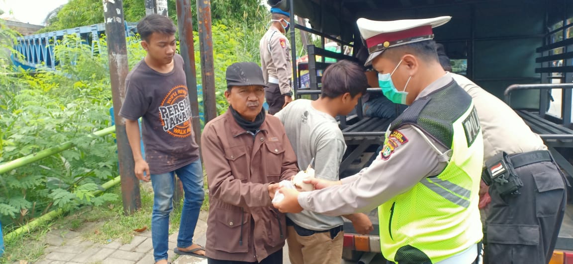 Patroli Dialogis Kontrol kewilayahan Maka Tim Patroli Unit Samapta Polsek Batu Ceper Laksanakan pencegahan Guantibmas Demi Harkamtibas, Serta melaksanakan kegiatan bagi-bagi Makanan gratis kepada masyarakat yang membutuhkan