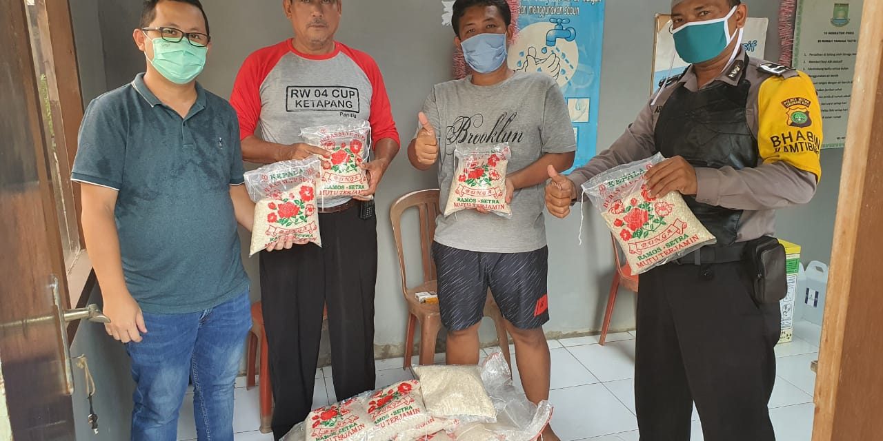 Bhabinkamtibmas Polsek Cipondoh Laksanakan Pengamanan Pemberian Sembako Kepada Warga Kurang Mampu Di Kel. Ketapang Cipondoh