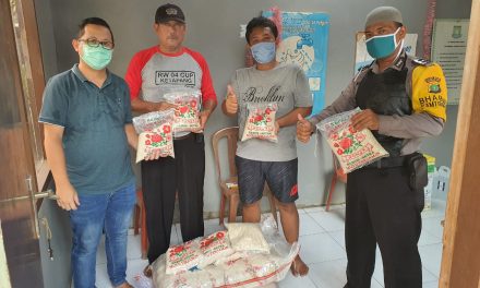 Bhabinkamtibmas Polsek Cipondoh Laksanakan Pengamanan Pemberian Sembako Kepada Warga Kurang Mampu Di Kel. Ketapang Cipondoh