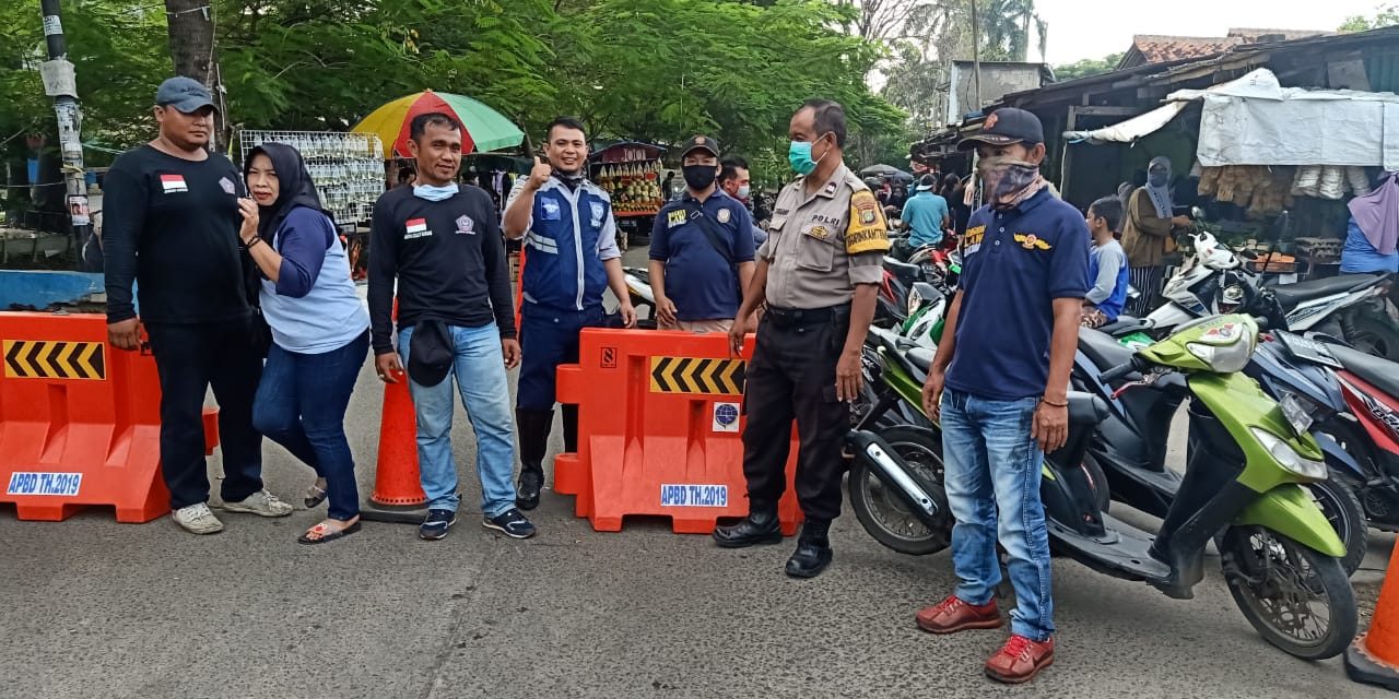 Bhabinkamtibmas Bersama Unsur Tiga Pilar Lakukan Pembatasan Akses Jalan Pasar Sipon