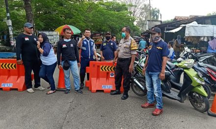 Bhabinkamtibmas Bersama Unsur Tiga Pilar Lakukan Pembatasan Akses Jalan Pasar Sipon