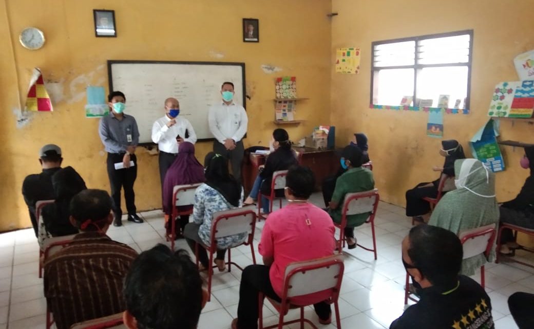 Ratusan Warga Berkumpul Masyarakat Gembira, Bantuan Sosial Dari Dinsos Propinsi Banten Telah Dibagikan Kepada Warga Yang Terdampak Covid-19