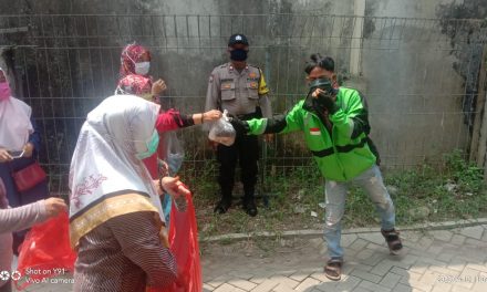 Satgat covid 19 Kel. Batuceper Jalani Program Jumat Barokah dengan memberian nasi bungkus dan masker kepada warga dan pengemudi Ojol di Kel. Batuceper Kota Tangerang