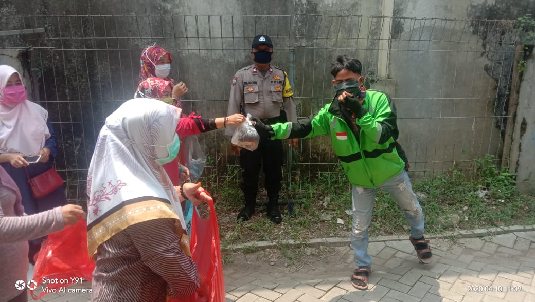 Satgat covid 19 Kel. Batuceper Jalani Program Jumat Barokah dengan memberian nasi bungkus dan masker kepada warga dan pengemudi Ojol di Kel. Batuceper Kota Tangerang