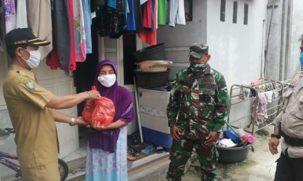 Membagikan Paket Sembako Kepada Warga Oleh Bhabinkamtibmas Dan Tiga Pilar