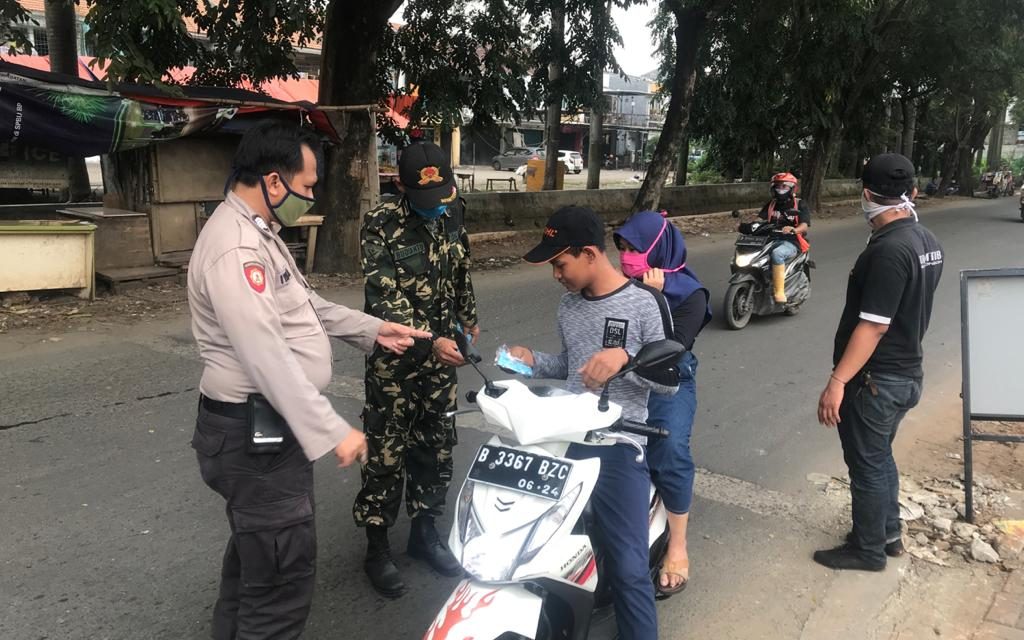 Anggota Samapta Melaksanakan Pengecekan Di Check Point Dan Mengajak Pengendara Mempergunakan Masker