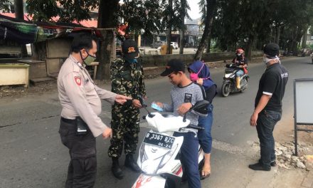 Anggota Samapta Melaksanakan Pengecekan Di Check Point Dan Mengajak Pengendara Mempergunakan Masker