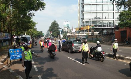 Pemeriksaan Check Point Pembatasan Sosial Berskala Besar (PSBB) Pengguna jalan di JL. Daan Mogot Km.19 Batu Ceper Kota Tangerang,  Untuk Memutus Mata Rantai Penyebaran Virus Corona.