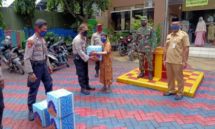 BAINTELKAM MABES POLRI Bagi-Bagi Bantuan 150 Paket Sembako Kepada Pihak Warga Masyarakat Yang Kurang Mampu Untuk Meredakan Kekhawatiran Dan Kepanikan Akan Adanya Musibah Virus Corona