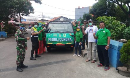 POLRI Peduli Dengan Hidup Anda, Maka Aiptu Sucipto (Anggota Bhabinkamtibmas) mengikuti kegiatan Penyemprotan cairan disinfektan membatu memutus mata rantai dan mencegahan virus corona di lingkungan warga masyarakat