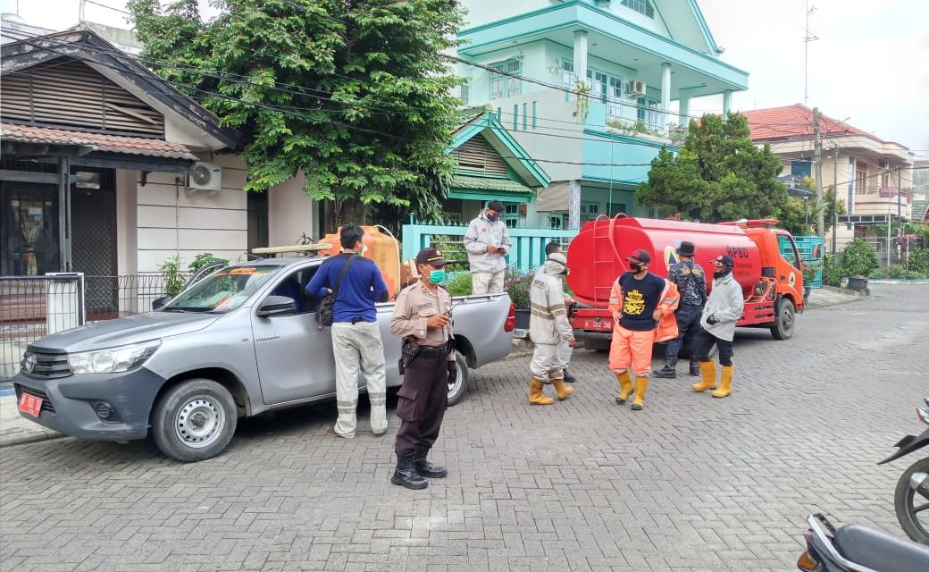 Kapospol Sub Sektor Budi Indah IPTU SUHARTO. S.Sos menyaksikan dan membantu kegiatan penyemprotan cairan kimia disinfektan oleh petugas BPBD kota Tangerang untuk mencegah penyebaran Pandemi Virus Corona (Covid-19)