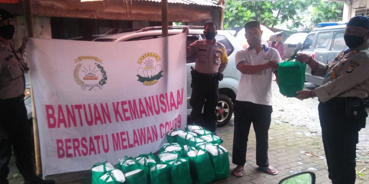 Polsek Neglasari Bersama Bhayangkari Berikan Takjil Kepada Yayasan Yatim Piatu