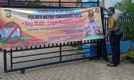 Binmas Polsek Neglasari di Bantu Warga Memasang Spanduk Himbauan Dilarang Mudik