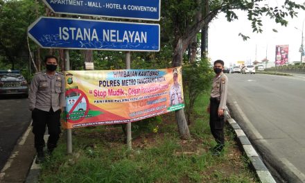 Jajaran Kepolisian Polsek Cipondoh Lakukan Pemasangan Spanduk Himbauan Stop Mudik