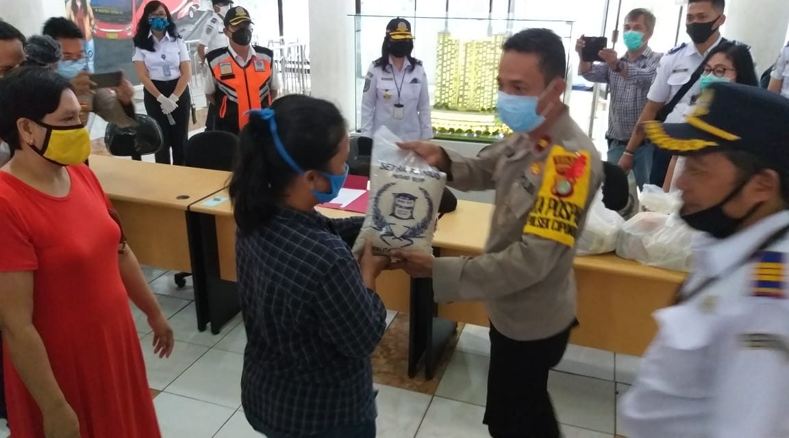 Pendistribusian Bantuan Sembako kepada Warga dan Para Sopir di Terminal Poris Plawad Cipondoh