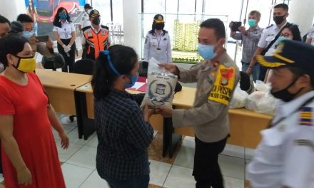 Pendistribusian Bantuan Sembako kepada Warga dan Para Sopir di Terminal Poris Plawad Cipondoh