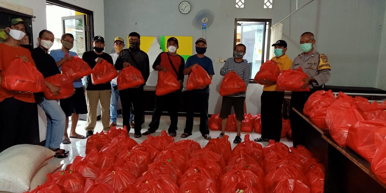 Pendistribusian Sembako dari Lumbung Pangan di Posko Sigacor RW 02 Kel.Cipondoh