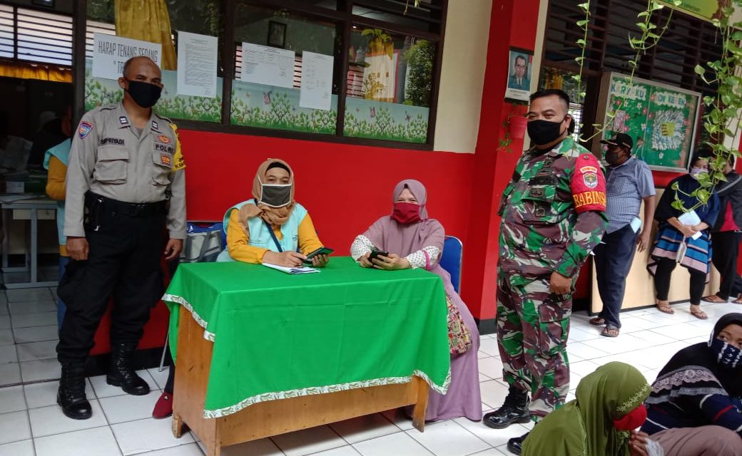 Bhabinkamtibmas Bersama Babinsa Monitor dan Pengamanan Pembagian KKS