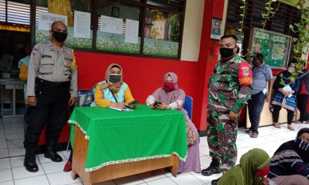 Bhabinkamtibmas Bersama Babinsa Monitor dan Pengamanan Pembagian KKS