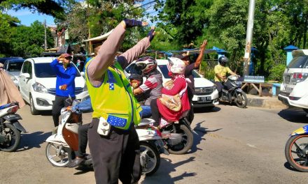 Polsek Neglasari Himbau Peziarah Kubur Patuhi Protokol Kesehatan