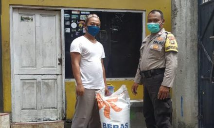 Polri Peduli Covid-19, Polsek Cipondoh Berikan Bantuan Beras dari Kapolres Metro Tangerang Kota kepada Ponpes Nurul HUDA / YADIN di Rt. 09/05 Kel. Neroktog Pinang