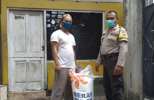 Polri Peduli Covid-19, Polsek Cipondoh Berikan Bantuan Beras dari Kapolres Metro Tangerang Kota kepada Ponpes Nurul HUDA / YADIN di Rt. 09/05 Kel. Neroktog Pinang