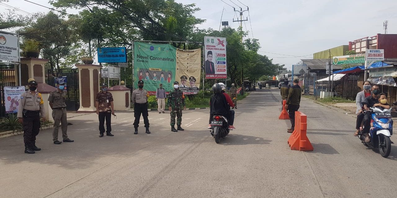 Anggota Polsek Cipondoh Laksanakan PSBB di Depan kec. Pinang