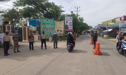 Anggota Polsek Cipondoh Laksanakan PSBB di Depan kec. Pinang