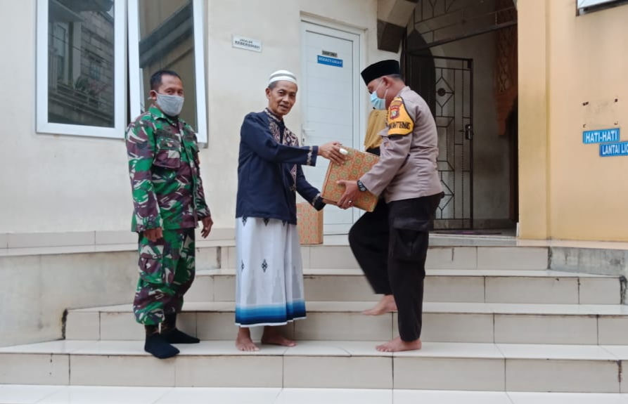 Penyerahan Bingkisan Sembako  dari BIK Polri kepada Marbot Masjid Al Mubarok Panunggangan Kec. Pinang