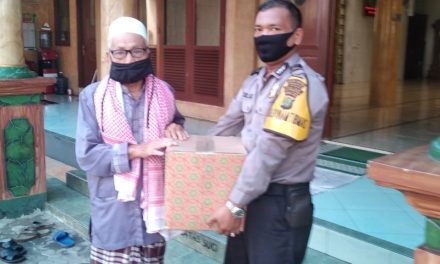 Pendistribusian Bantuan dari BIK Mabes Polri kepada Ustadz dan Marbot Masjid Jami Nurul Huda Ketapang