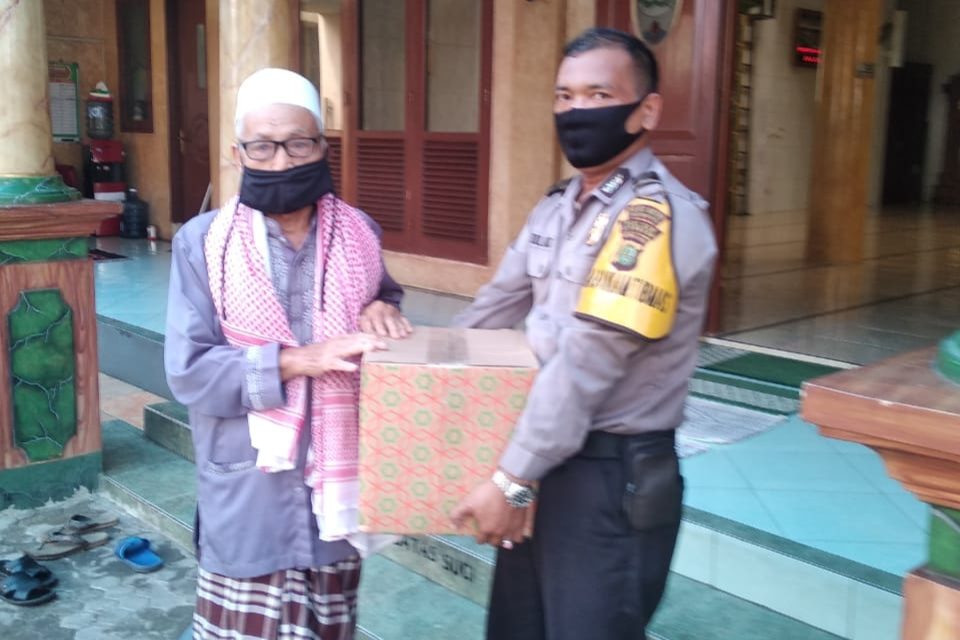 Pendistribusian Bantuan dari BIK Mabes Polri kepada Ustadz dan Marbot Masjid Jami Nurul Huda Ketapang