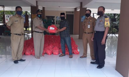 Penyaluran Bantuan dari Gugus Tugas Percepatan Penanganan Covid -19 Kepada Warga Kel. Kunciran Indah