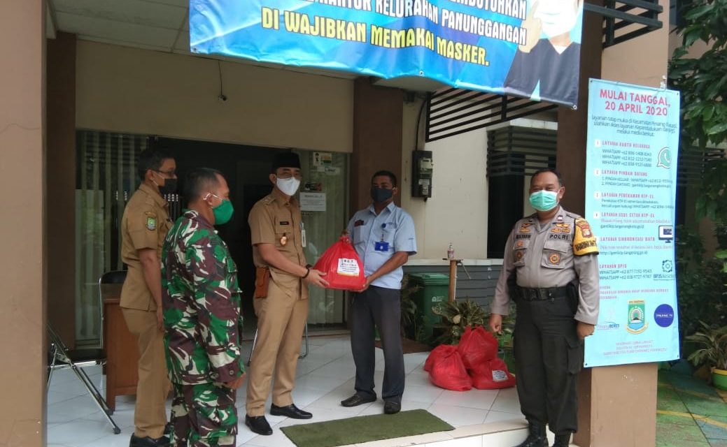 Penyerahan Bingkisan Sembako dari Kec. Pinang Bagi Warga oleh Unsur 3 Pilar Kel. Panunggangan