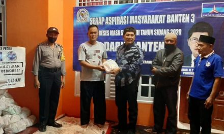 Penyaluran bantuan dari anggota DPR RI Partai Demokrat kepada Warga Kel. Kunciran Indah Cipondoh