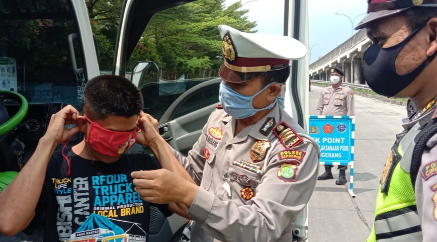 Polsek Cipondoh Laksanakan 2.1 Kendaraan Mudik dan Pemakaian Masker Di Green Lake Cipondoh