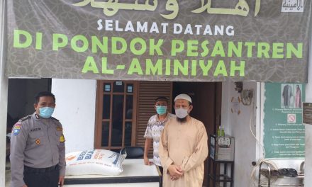 Pemberian Bantuan Sosial Berupa Beras dari Kapolres Metro Tangerang Kota ke Ponpes Al Aminiyah Kel. Sudimara Pinang