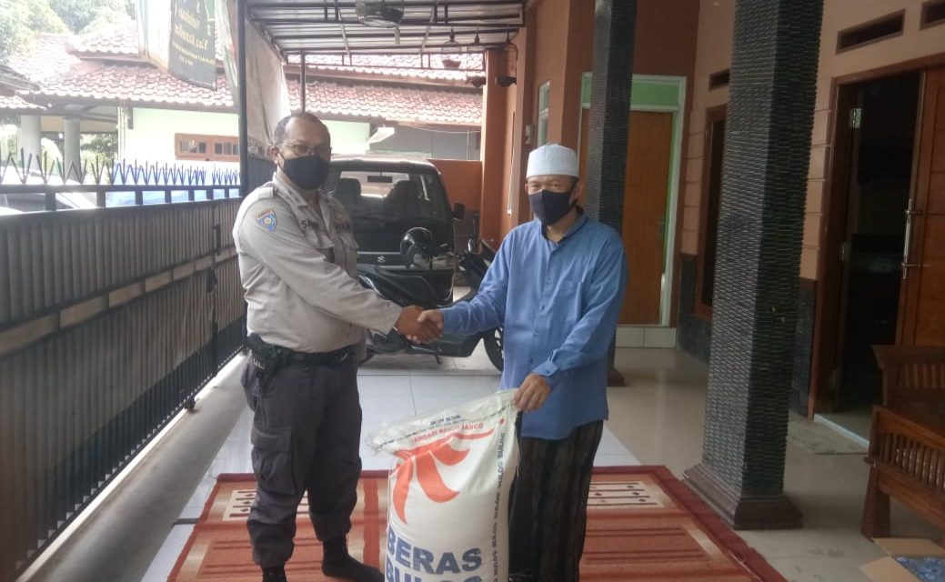 Penyerahan Bantuan Sosial Berupa Beras dari Kapolres Metro Tangerang Kota Ke Ponpes Modern Darul Ibtida Kel. Poris Plawad Cipondoh