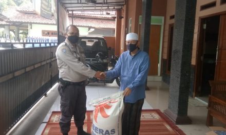 Penyerahan Bantuan Sosial Berupa Beras dari Kapolres Metro Tangerang Kota Ke Ponpes Modern Darul Ibtida Kel. Poris Plawad Cipondoh