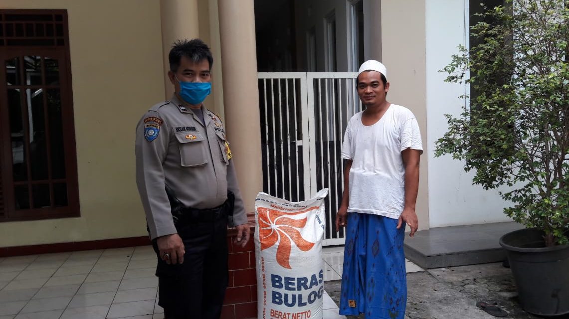 Bantuan Sosial Berupa Beras dari Kapolres Metro Tangerang Kota Kepada Beberapa Ponpes Di Kec. Cipondoh