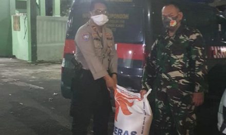 Penyerahan Bantuan Beras Dari Kapolres Metro Tangerang ke Posko Dapur Umum di Kantor Kel. Pinang