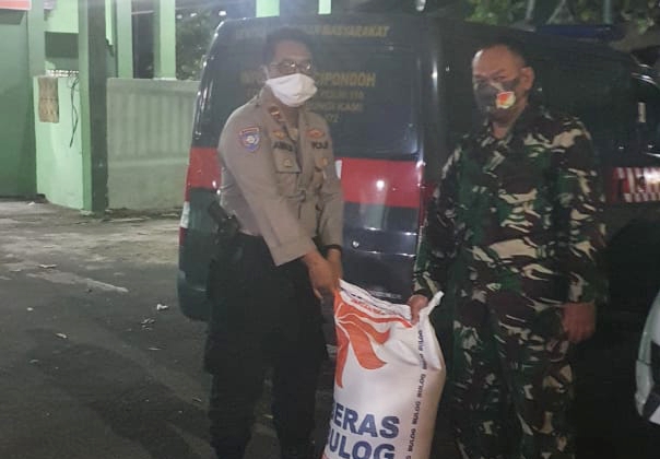 Penyerahan Bantuan Beras Dari Kapolres Metro Tangerang ke Posko Dapur Umum di Kantor Kel. Pinang