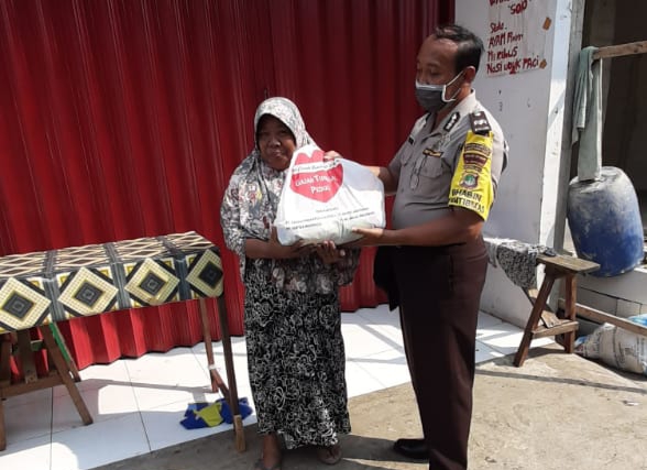 Binamas Polsek Cipondoh Salurkan Bantuan Sembako dari PT.Gajah Tunggal Bagi Warga Kp. Bojong Kunciran Indah